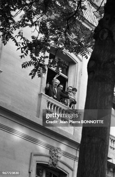 Michel Simon au balcon d'un appartement lors d'une manifestation de soutien à Israel pendant la guerre des 6 Jours, Paris le 31 mai 1967, France.