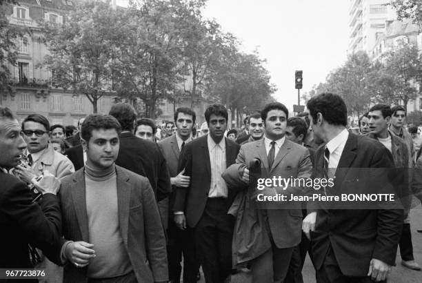Enrico Macias lors d'une manifestation de soutien à Israel pendant la guerre des 6 Jours, Paris le 31 mai 1967, France.