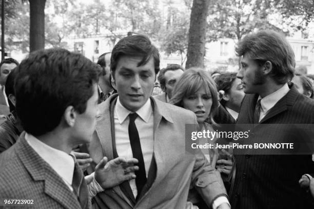 Alain Delon et Johnny Hallyday lors d'une manifestation de soutien à Israel pendant la guerre des 6 Jours, Paris le 31 mai 1967, France.