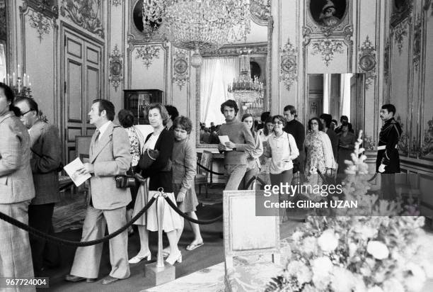 Visiteurs faisant la queue pour visiter le Palais de L'Elysée lors des cérémonies du 14 juillet 1977, Paris, France.