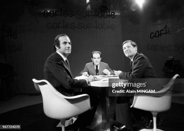 Georges Marchais dans l'émission 'Carte du table' sur Antenne 2 en compagnie des journalistes Jean-Pierre Elkabach et Alain Duhamel à Paris le 17 mai...