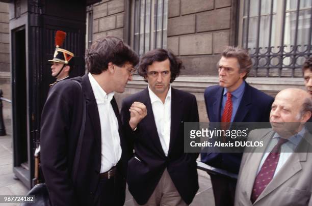 Bernard-Henri Lévy à la sortie du Palais de l'Elysée après une réunion pour soutenir la Bosnie le 23 juin 1995 à Paris, France.