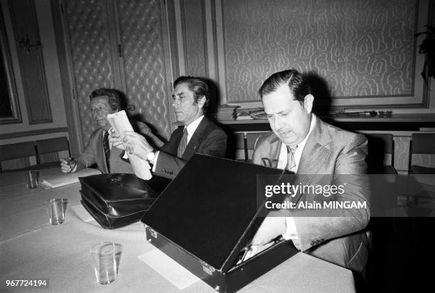 Yves Guéna et Charles Pasqua lors d'un réunion pour préparer les législatives à Paris le 17 aout 1977, France.