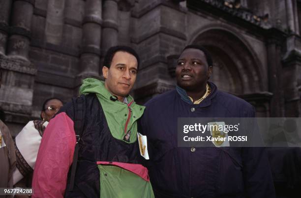 Harlem Désir et Fode Syla à la dernière messe de Mgr Gaillot à Evreux le 22 janvier 1994, France.