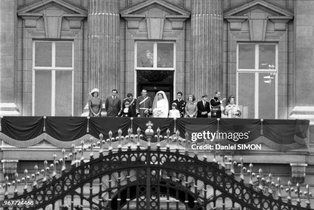 La Princesse Anne et Mark Phillips saluent la foule au balcon du Palais de Buckingham lors de leur mariage le 14 novembre 1973, Royaume-Uni.