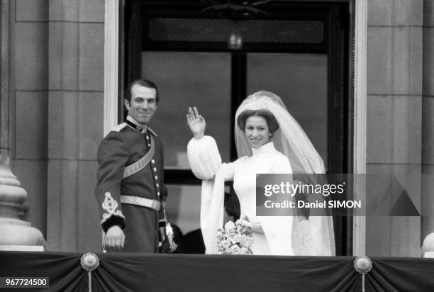 La Princesse Anne et Mark Phillips saluent la foule au balcon du Palais de Buckingham lors de leur mariage le 14 novembre 1973, Royaume-Uni.