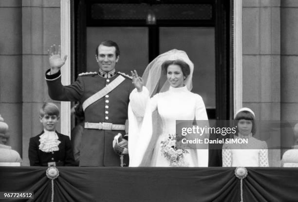 La Princesse Anne et Mark Phillips saluent la foule au balcon du Palais de Buckingham lors de leur mariage le 14 novembre 1973, Royaume-Uni.