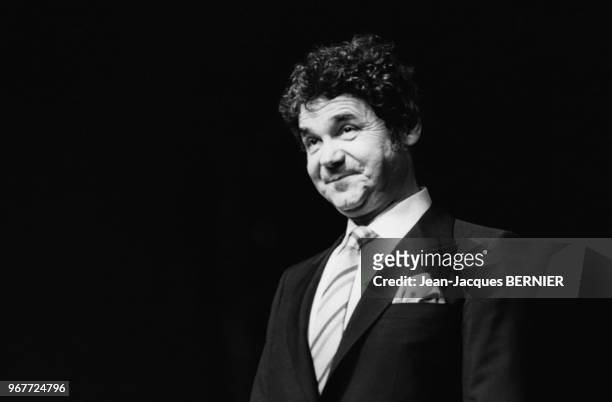 Pierre Perret fête ses 25 ans de carrière sur la scène du théâtre Bobino, le 29 février 1984 à Paris, France.