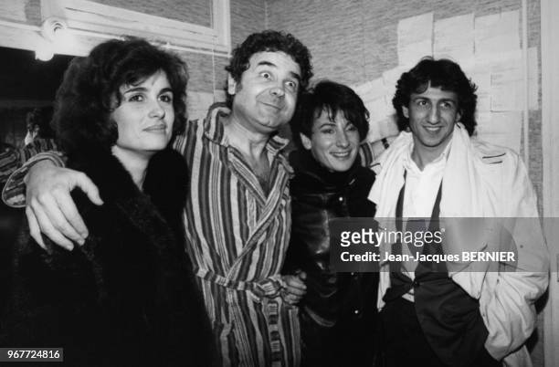 Pierre Perret en compagnie de Marie-Paule Belle et de Richard Anconina dans les loges du théâtre Bobino, le 29 février 1984 à Paris, France.