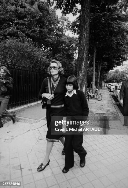 La princesse Stéphanie de Monaco accompagnée de sa mère fait sa première rentrée dans l'école privée "Dames de Saint Maur", le 15 septembre 1975 à...