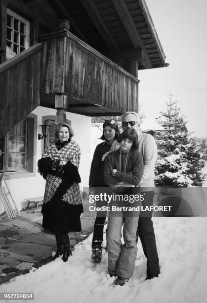 Le prince Rainier et les princesses Grace, Caroline, Stéphanie se sont réunis ce weekend dans leur chalet, le 26 février 1977 à Gstaad, Suisse.