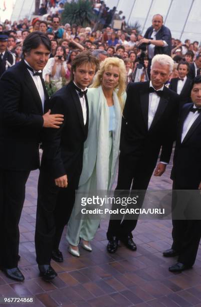 Tony Scotti, David Hallyday, Sylvie Vartan et Johnny Hallyday lors du Festival de Cannes le 20 mai 1986, France.