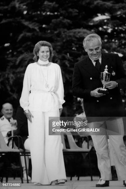 La princesse Grace et le prince Rainier remettent les trophées aux vainqueurs des régates, le 30 août 1974, Monaco.