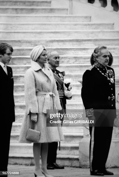 Le prince héritier Albert de Monaco aux côtés de ses parents, Grace et Rainier de Monaco lors des cérémonies de la Fête de la Nationale dans la cour...