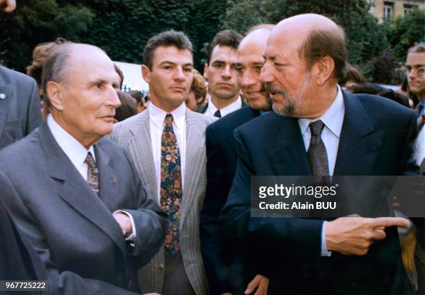 Portrait du président de la République Française François Mitterrand et du dirigeant de l'audiovisuel Hervé Bourges lors d'une garden-party au...
