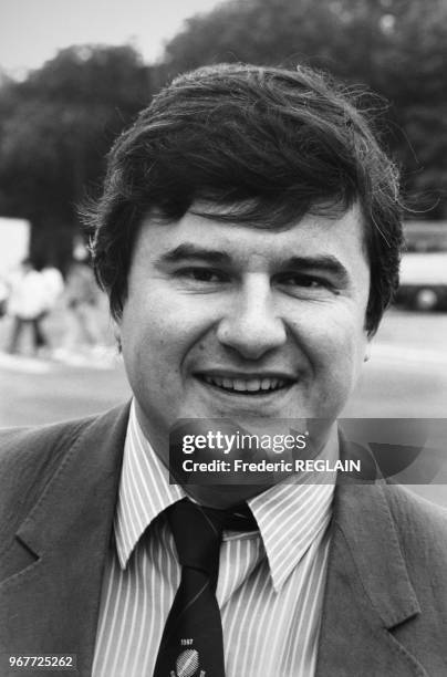 Portrait d'Eric Raoult, député de Seine-Saint-Denis et délégué RPR à la Jeunesse, a donné le coup d'envoi de la caravane des jeunes le 31 juillet...