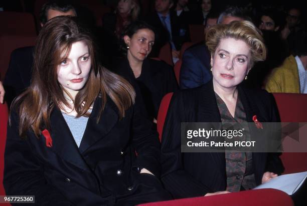 Catherine Deneuve et sa fille Chiara Mastroianni lors de la générale de 'Oleanna' le 31 mars 1994 à Paris, France.