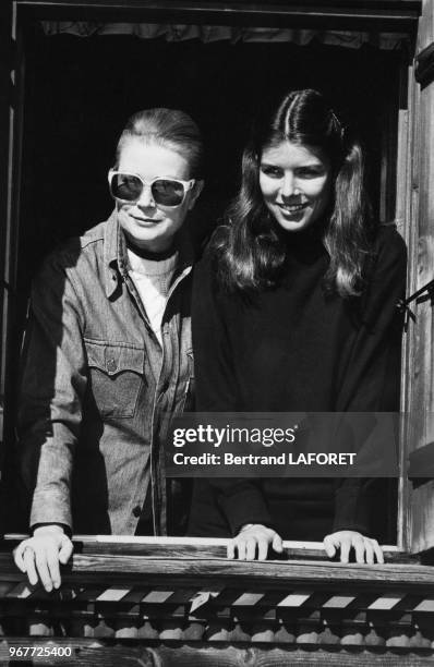 La Princesse Grace de Monaco et sa fille Caroline posent pour les photographes à la fenêtre de leur chalet de Gstaad, le 20 février 1980, Gstaad,...