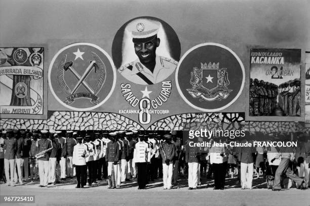 Des hommes et des femmes en armes ont défilé pendant plus de 4h devant leur roi pour célébrer l'anniversaire de la révolution somalienne lors du...