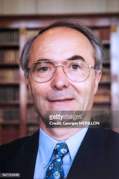 Christian Sautter, secretaire d'état au budget dans son bureau du ministère des finances de Bercy, 19 juin 1997, Paris, France.