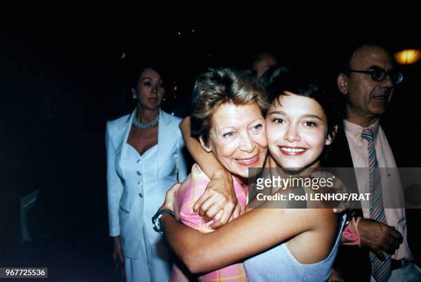 Actrice Emma de Caunes avec sa grand-mère Jacqueline Joubert, le 19 juin 1997, Paris, France.