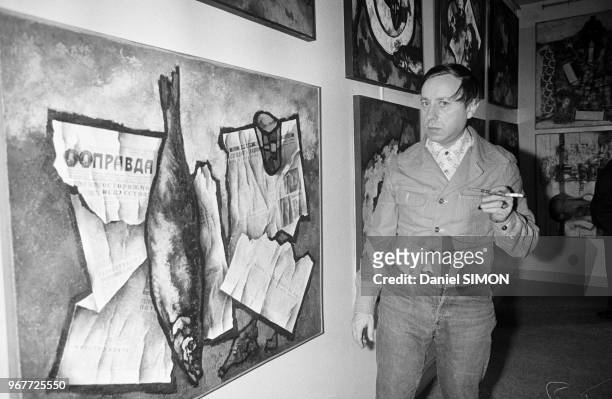 Alexandre Gleser, poète soviétique, devant des peintures de peintres d'URSS exposées au château de Senlis le 26 janver 1976, France.