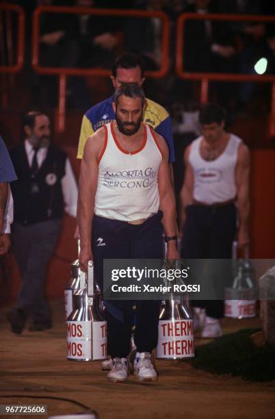 Txinga, transport de bidons de 45 Kg, le 16 mars 1997, Paris, France.