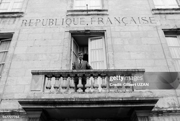 Yves Guéna, député-maire, sur le balcon de la mairie le 19 avril 1976 à Périgueux, France.