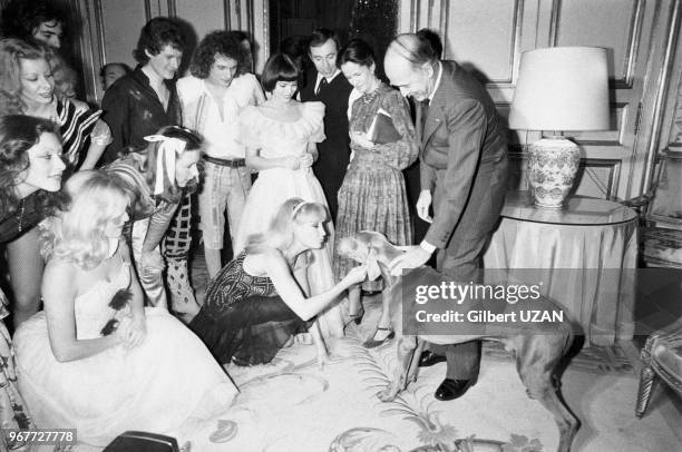 Le président Valéry Giscard d'Estaing accompagné de son épouse Anne-Aymone, avec notamment Mireille Mathieu lors, du Noël au palais de l'Elysée;à...