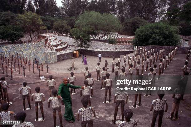 Artiste autodidacte Nek Chand pose dans son jardin, le 'Rock Garden' parmi ses sculptures faites de matériaux de récupération, le 27 mars 1997,...