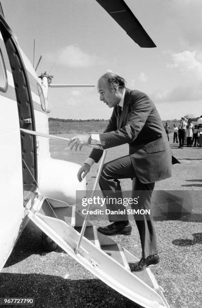 Valéry Giscard d'Estaing monte dans un hélicoptère lors de sa visite officielle en Martinique le 13 décembre 1974.