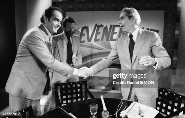 Poignée de mains entre Georges Marchais et Robert Fabre lors d'un débat télévisé sur TF1 le 15 septembre 1977, Paris, France.