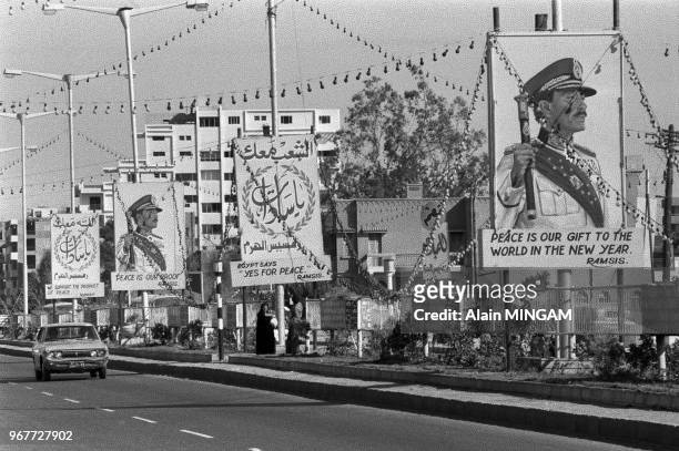 Portraits d'Anouar el-Sadate sur une avenue dans la perspective des négociations israélo-égyptiennes le 17 décembre 1977 au Caire, Egypte.