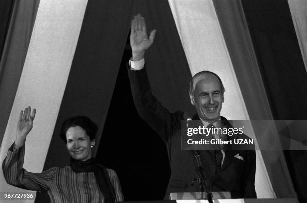 Le président de la République Valéry Giscard d'Estaing et son épouse Anne-Aymone en campagne pour les élections législatives le 18 décembre 1977 à...