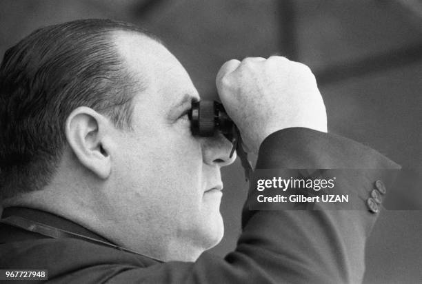 Raymond Barre observe à la jumelle les manoeuvres des missiles atomiques 'Pluton' sur la base militaire de Mailly le 18 juin 1977, france.