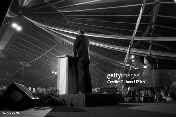 Allocution du président de la République Valéry Giscard d'Estaing en campagne pour les élections législatives avec assise à droite son épouse...