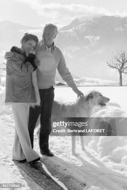 Curd Jurgens se repose dans son chalet avec sa compagne Marlene Knaus le 17 décembre 1974 à Gruben, Suisse.