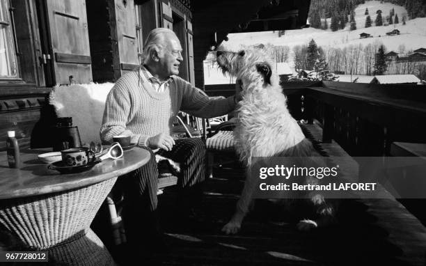 Curd Jurgens se repose dans son chalet le 17 décembre 1974 à Gruben, Suisse.