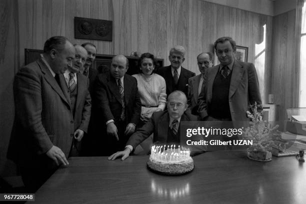 Le secrétaire général de Force ouvrière André Bergeron souffle les bougies du gâteau pour commémorer le 30e anniversaire du syndicat le 19 décembre...