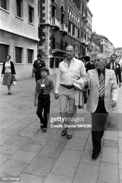 Le Premier ministre canadien Pierre-Elliott Trudeau et son fils Justin se promènent dans les rues de Venise le 22 juin 1980, Italie.