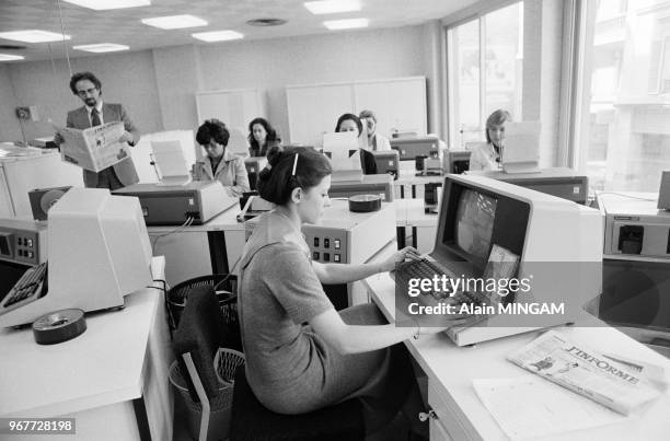 Journalistes au travail lors du lancement du nouveau quotidien 'J'informe' dirigé par Joseph Fontanet à Paris le 30 aout 1977, France.