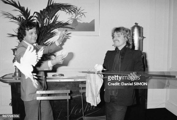 Le chanteur Christophe apprend un tour de magie avec Dominique Webb, illusionniste, le 28 septembre 1976 à Paris, France.