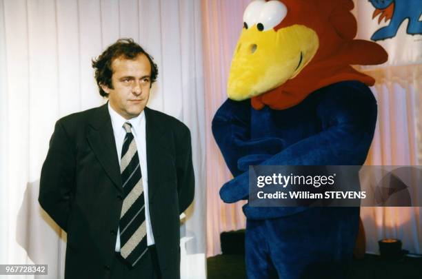 Michel Platini et Footix, l'oiseau mascotte de la Coupe du Monde de football 98, lors du lancement d'une loterie organisée par la Française des Jeux,...