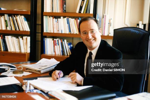 François Hollande dans son bureau, 27 octobre 1997, France.