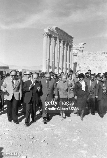 Raymond Barre dans les ruines de Palmyre lors de sa visite officielle en Syrie le 27 novembre 1977, Syrie.