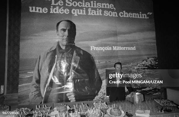 Affiche de campagne de François Mitterrand et banquet lors d'un sommet de la gauche à Paris le 15 septembre 1977, France.