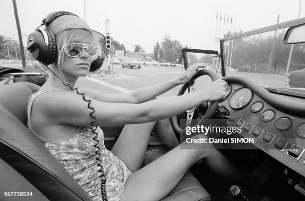 Gunilla von Bismarck, petite fille de Otto von Bismarck, dans sa voiture cabriolet à Marbella le 15 aout 1976, Esapgne.