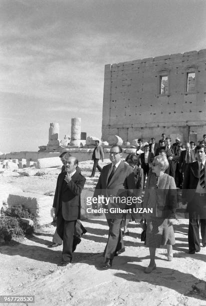 Raymond Barre dans les ruines de Palmyre lors de sa visite officielle en Syrie le 27 novembre 1977, Syrie.