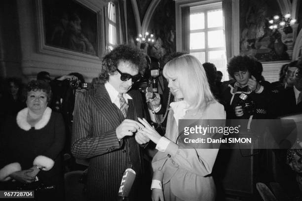 Michel Sardou passe l'alliance au doigt de Babette lors de leur mariage à Neuilly-sur-Seine le 14 octobre 1977, France.