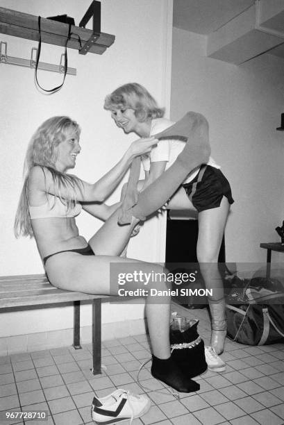 Match de football entre les girls du Crazy Horse Saloon et les Demoiselles d'Antenne 2 à Issy-Les-Moulineaux le 24 septembre 1977, France.